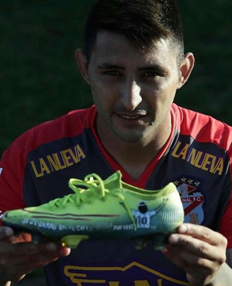 Após gol, ex-Grêmio mostra homenagem na chuteira a Maradona; Vídeo