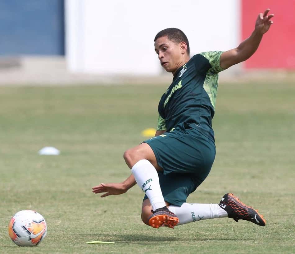 Titular do Palmeiras no início de 2021, Renan ganha sequência e se destaca como titular