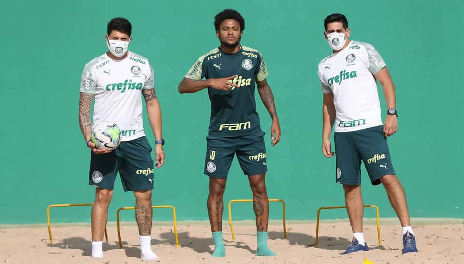 Treino do Palmeiras: Luiz Adriano faz atividade na areia e Marcos Rocha atua sem restrições
