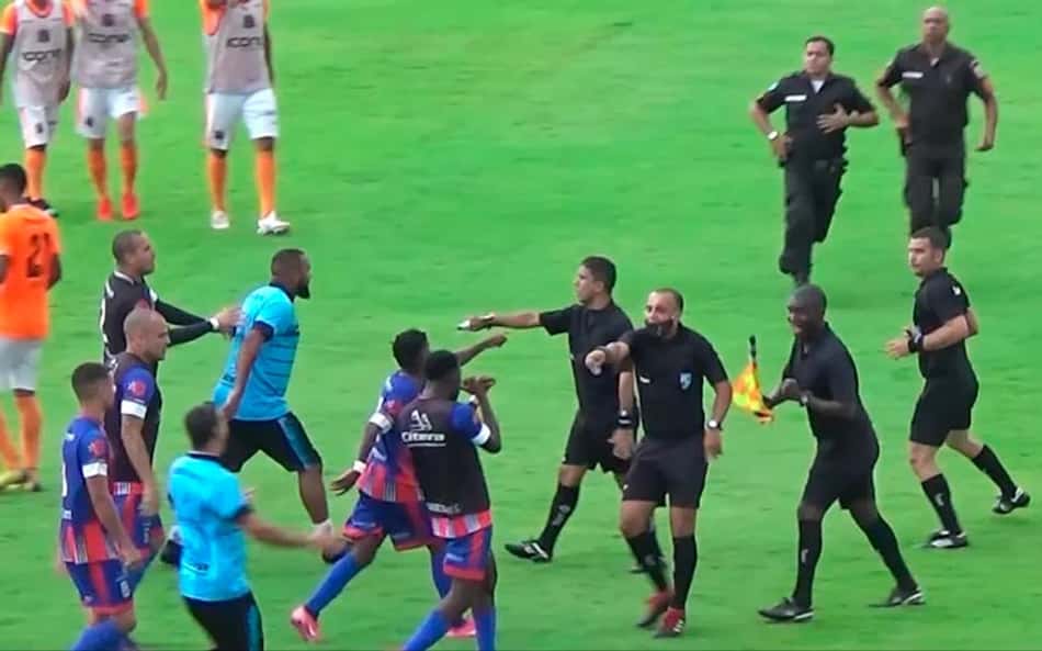 Árbitro relata ameaças de morte em jogo da Série B1 do Carioca; atacante se defende: 'Não sou bandido'