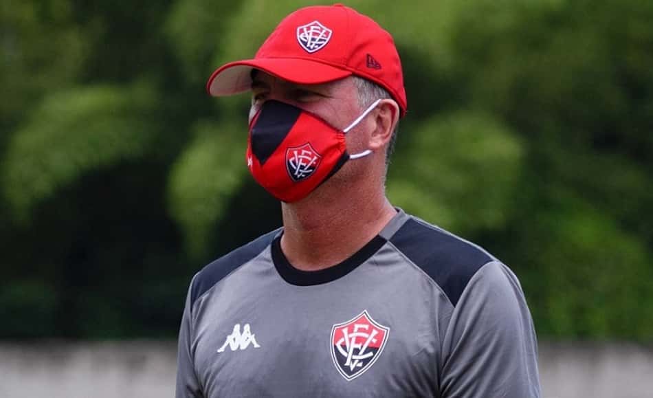 Perda de goleiro por lesão criou instabilidade no Vitória, avalia treinador
