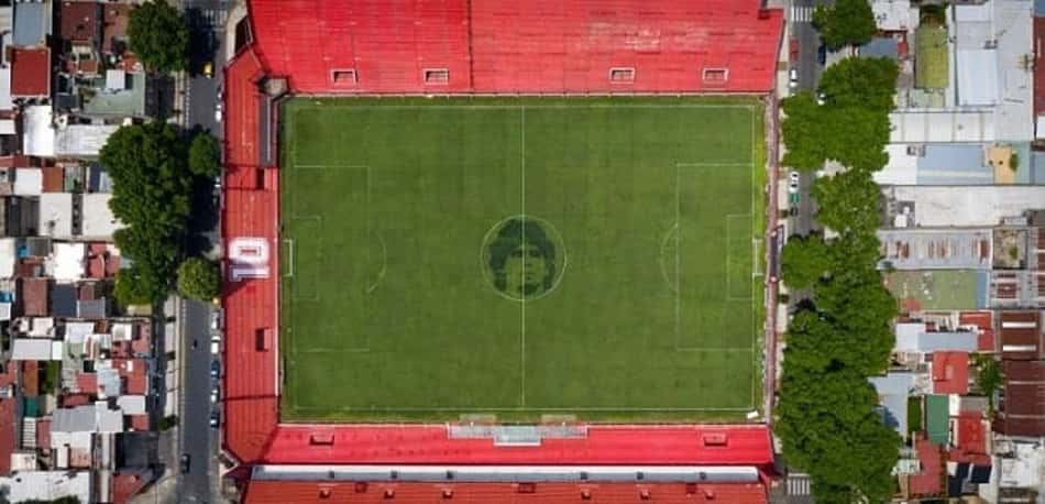 Gramado do primeiro clube de Maradona faz bonita homenagem