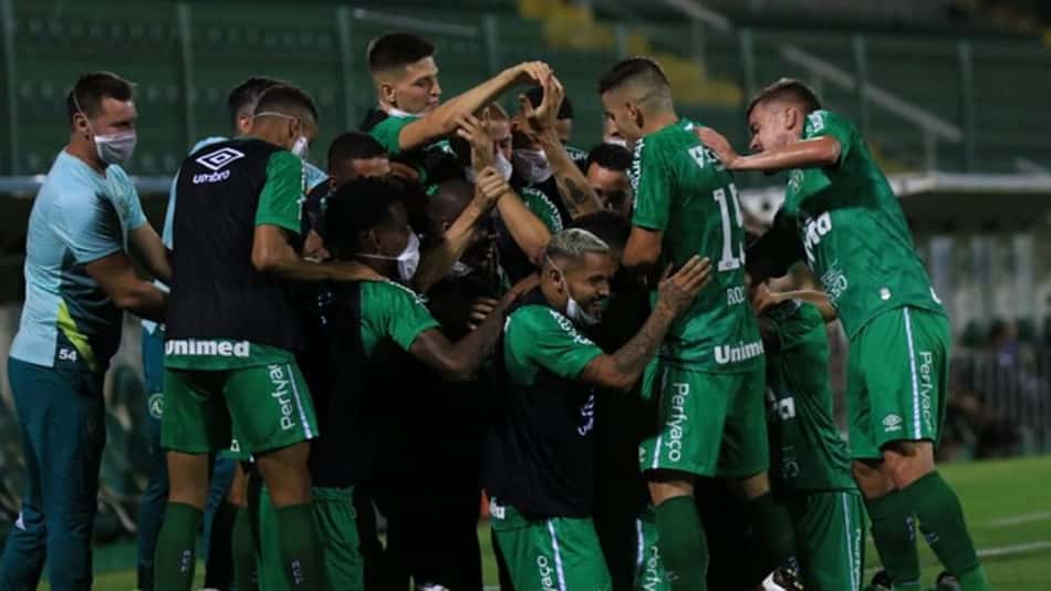Chapecoense vence CRB de forma emocionante e permanece como líder isolada da Série B