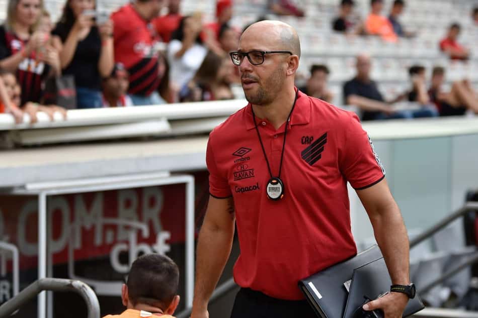 Após trabalho como auxiliar no Athletico, Rogério Corrêa busca carreira como treinador