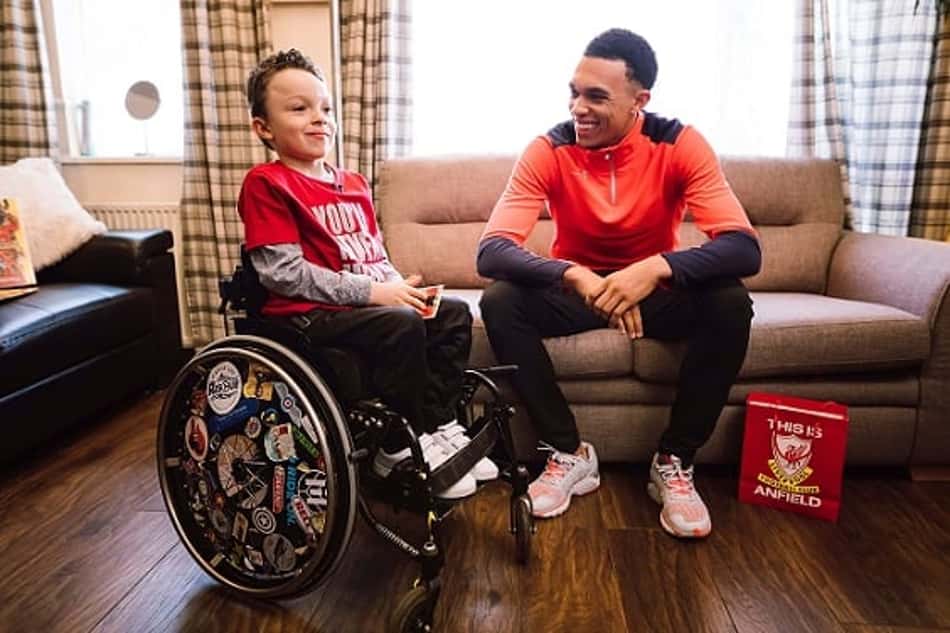 Em ato social, Alexander-Arnold surpreende fã do Liverpool e leva goleada no videogame