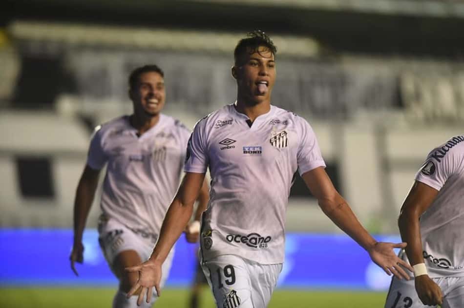 Kaio Jorge relembra trajetória e enaltece a família após noite iluminada pelo Santos