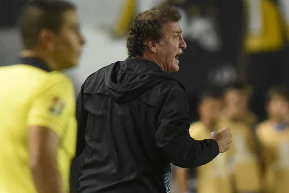 Após classificação na Libertadores, Cuca pede pé no chão, mas afirma: 'Santos sempre chega'