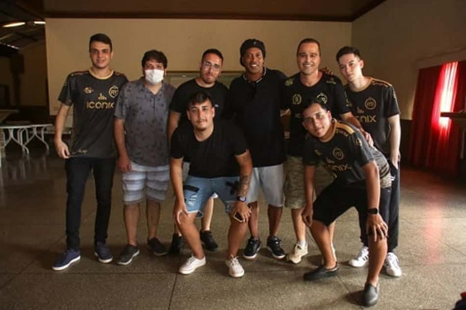 Com recorde de audiência, time de Ronaldinho Gaúcho é campeão em torneio de Fifa 21