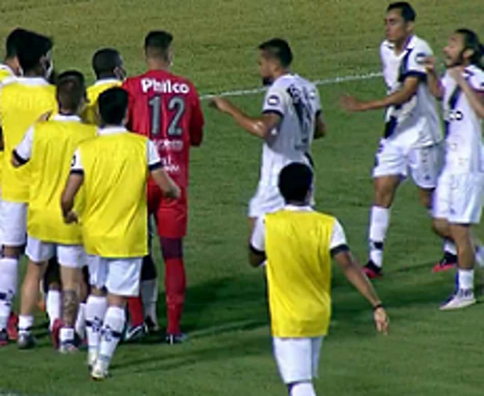 Ponte Preta derrota o Confiança e segue sonhando com o G-4 da Série B