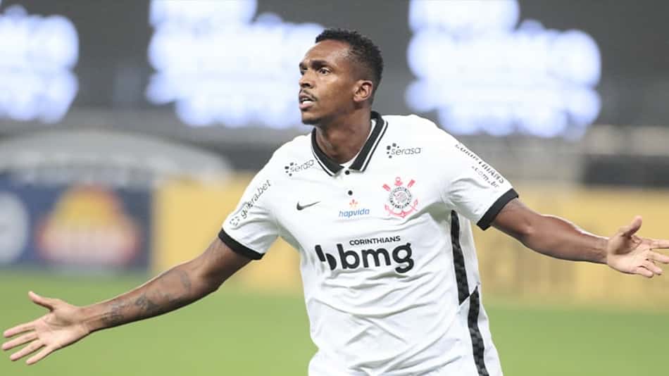 Depois de 100 dias, Jô volta a marcar, e Corinthians vence o Goiás