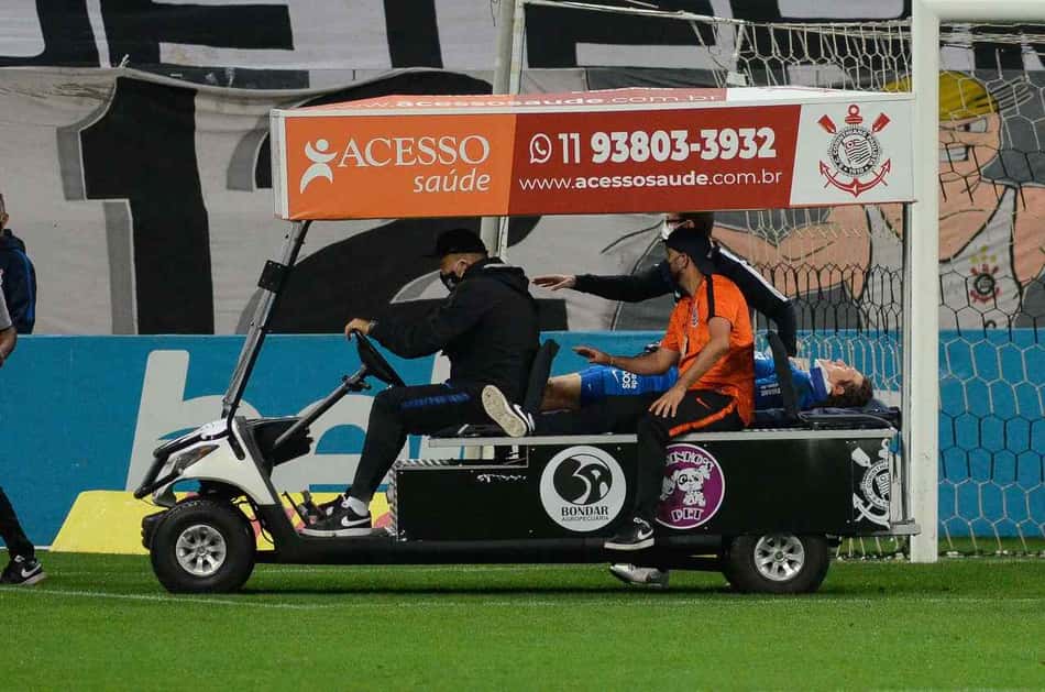 Exames apontam que Cássio sofreu concussão na partida contra o Goiás
