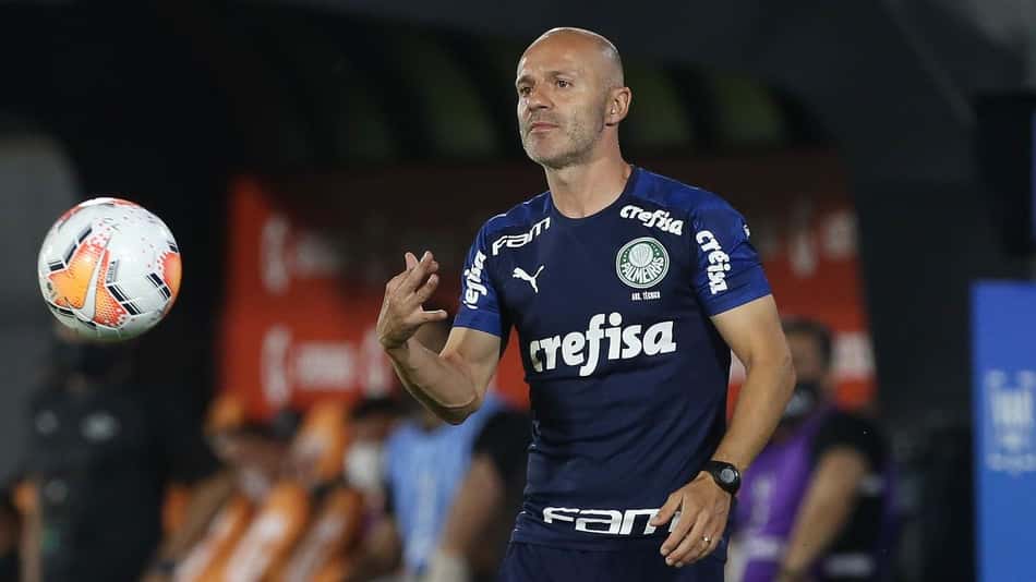 Conmebol multa Palmeiras por regra de patrocínio e suspende auxiliar de Abel Ferreira por dois jogos