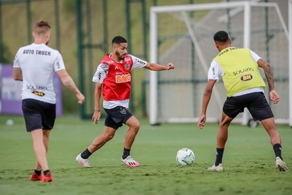 Calebe revela conversa com Cuca antes da virada contra o Santos: 'Falou para eu incendiar o jogo'