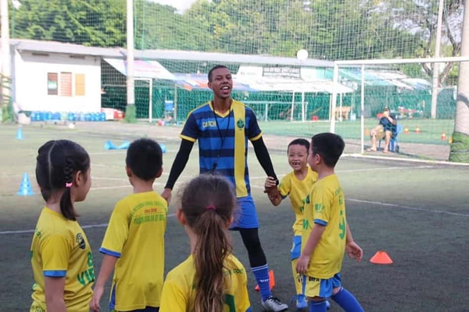 Brasileiro radicado na Ásia monta centro de esportes para crianças