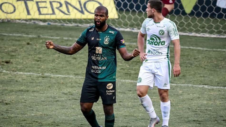 América-MG acerta venda do zagueiro Messias para o Ceará