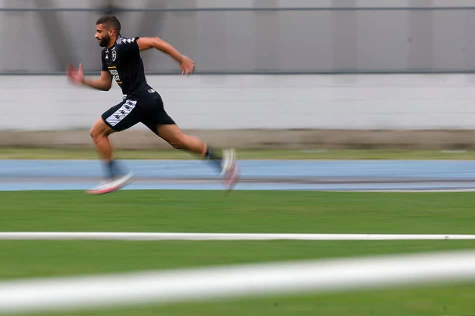 Por problema muscular, Gustavo Cascardo faz trabalho de transição no elenco do Botafogo