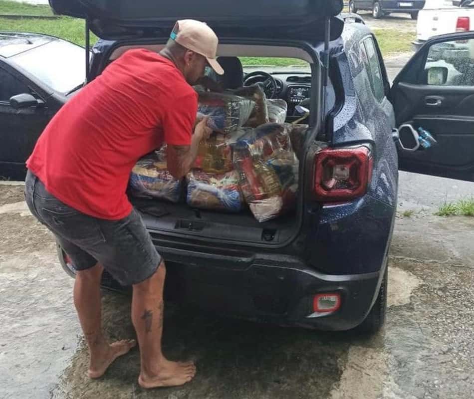 Após enchente, zagueiro brasileiro doa cestas básicas a moradores de Magé, no Rio de Janeiro