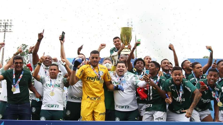 Saídas, chegadas e promoções: Palmeiras atualiza elenco do sub-20 no site oficial