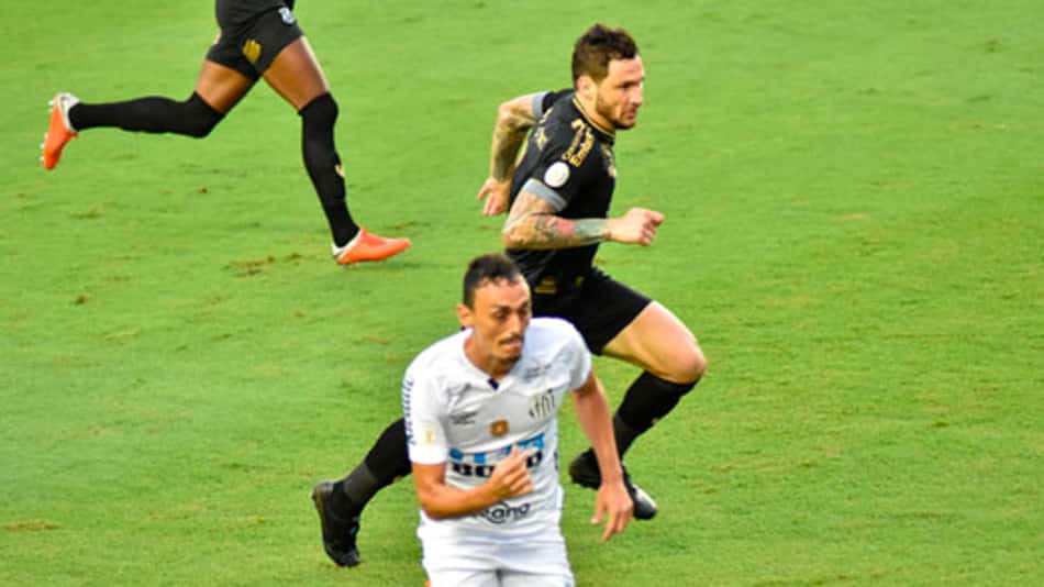 Vina sobre empate na Vila Belmiro: 'Jogamos de igual para igual'
