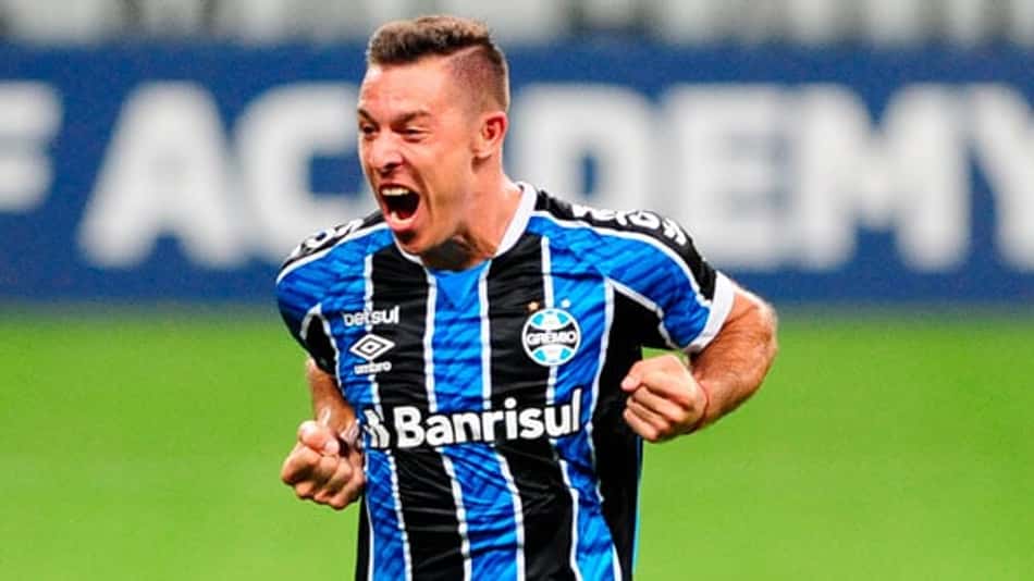 Grêmio bate Atlético-GO em jogo movimentado e segue na cola do Inter pelo G4