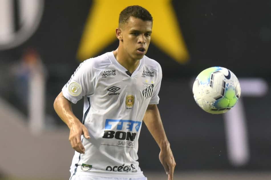 Santos acerta renovação de contrato com o volante Sandry até 2025