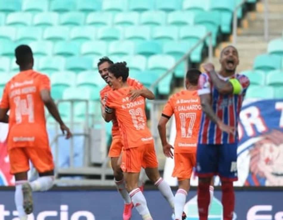 Destaque no Inter, Dourado ganha elogios de Aguirre: 'transmite muita confiança'