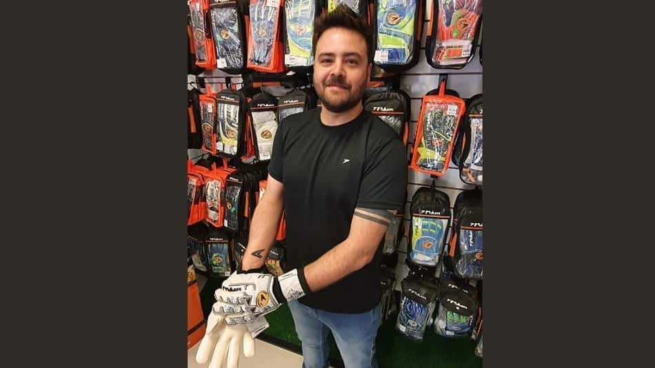 Empresa de material esportivo escolhe goleiro amador para patrocinar durante um ano