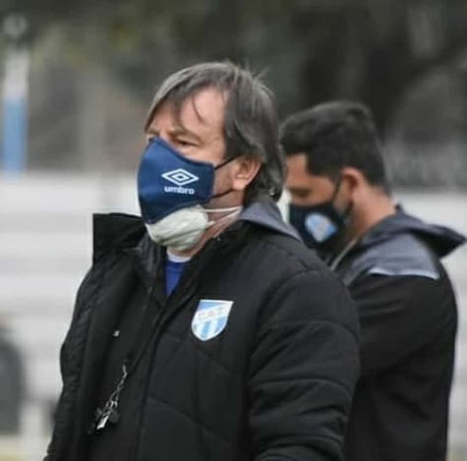 Outro técnico anuncia a sua saída durante coletiva de imprensa