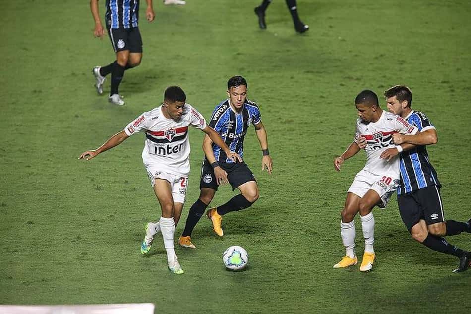 Lentidão, erros de passe e retranca: os motivos da queda do São Paulo