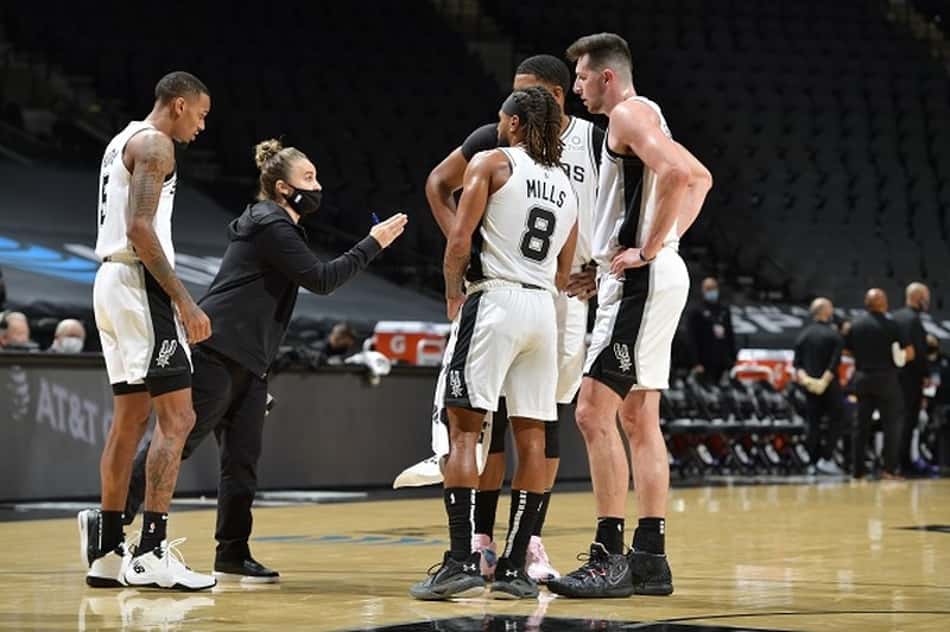 Becky Hammon torna-se a primeira mulher a treinar um time da NBA em um jogo