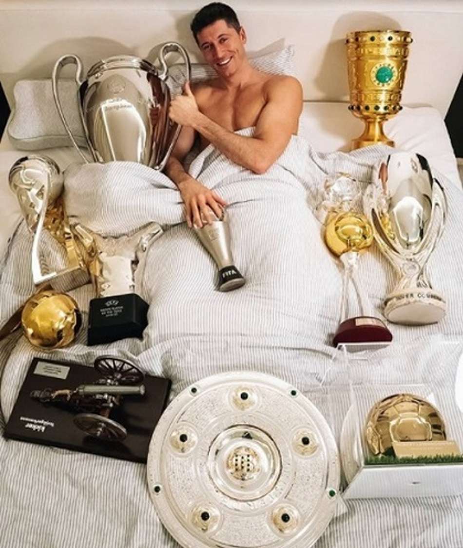 Na cama com as 11: Lewandowski tira onda com taças e prêmios de 2020