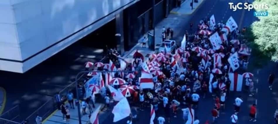 'Barra Brava' do River provoca aglomeração em frente ao hotel em que clube está hospedado