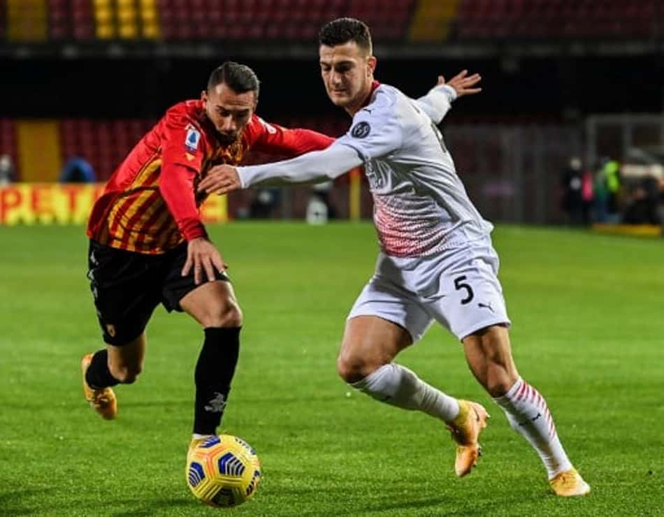 Milan supera expulsão no primeiro tempo, vence o Benevento e retoma a liderança do Italiano