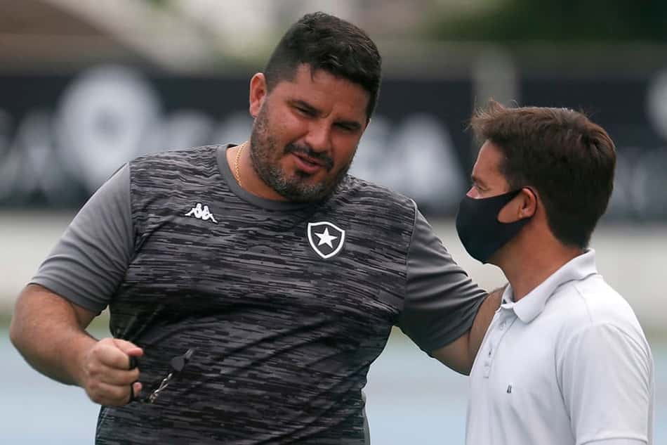 Diretor da base do Botafogo acompanha último treino antes de jogo contra o Athletico