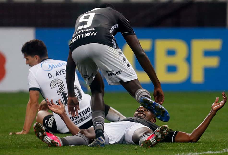 Kalou, do Botafogo, escolhe foto com Matheus Babi como uma das suas favoritas de 2020