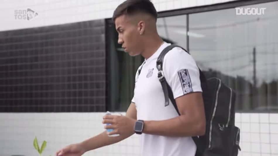 VÍDEO: Santos chega na Argentina para 1º jogo da semi da Libertadores