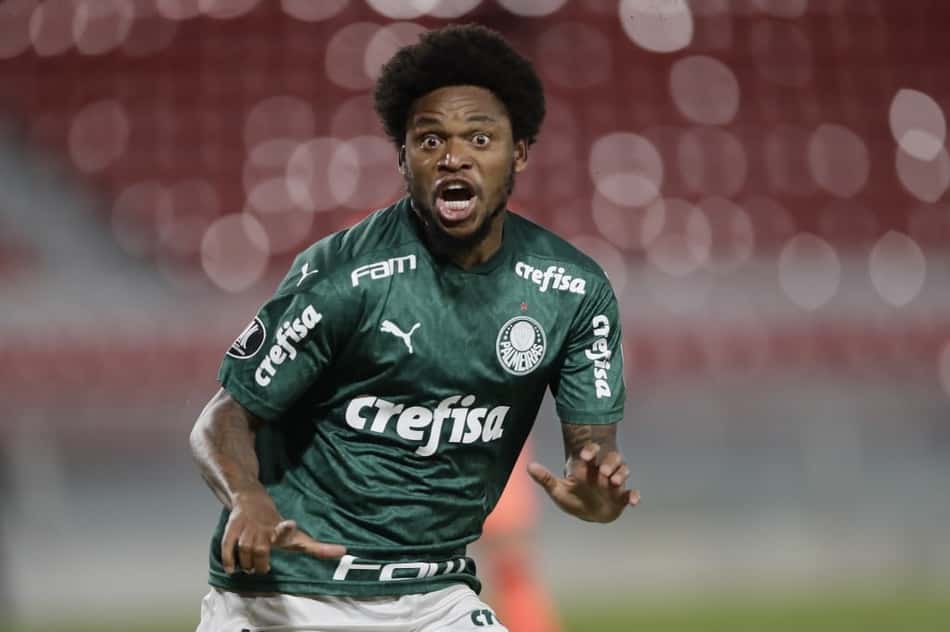 Luiz Adriano se torna o maior artilheiro do Palmeiras contra o Corinthians neste século
