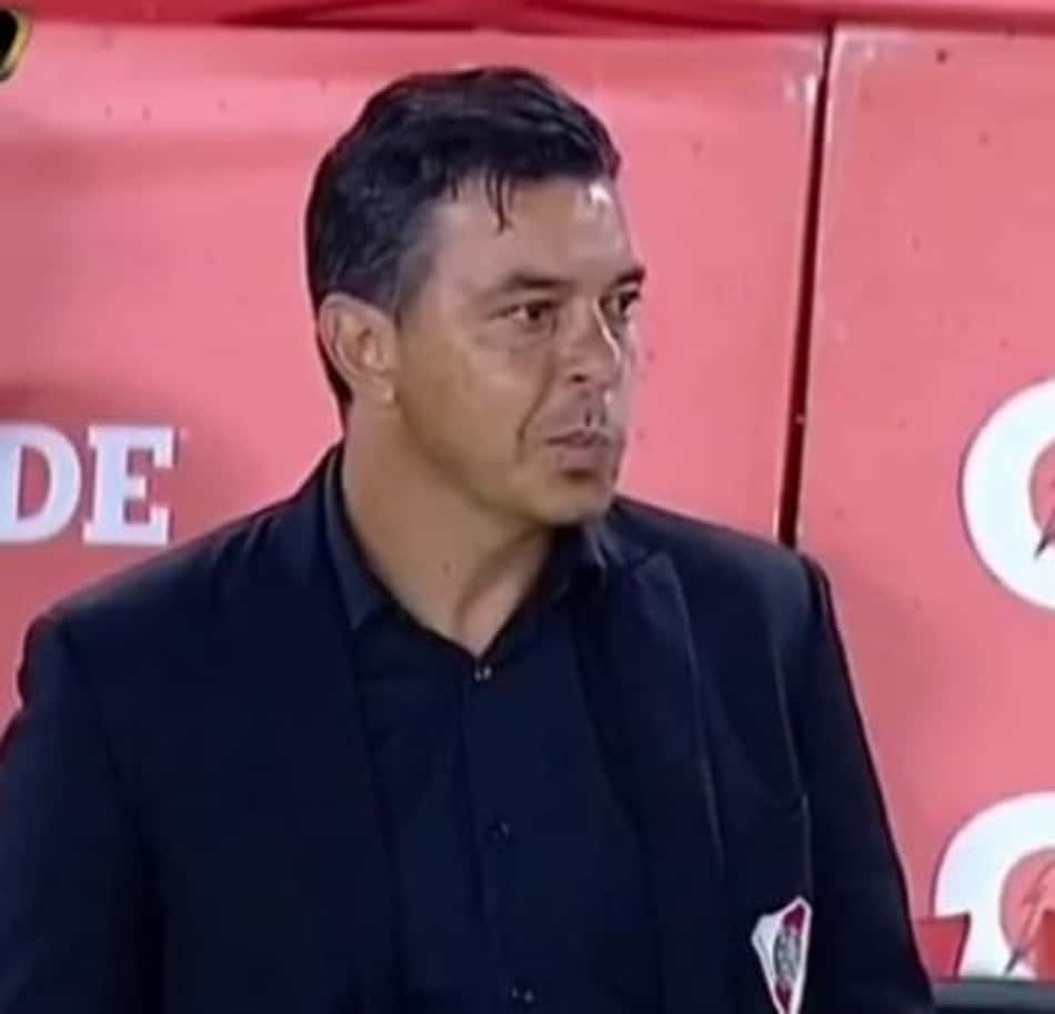 Revoltado! Gallardo joga copo de café após chance perdida do River; Veja vídeo