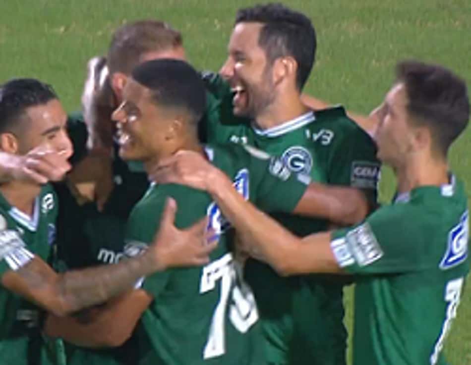 Em confronto direto contra o Z-4, Goiás surpreende e derrota o Coritiba