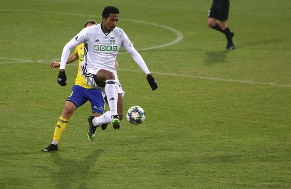 Ex-Flu é eleito o melhor defensor da temporada em Campeonato Tcheco