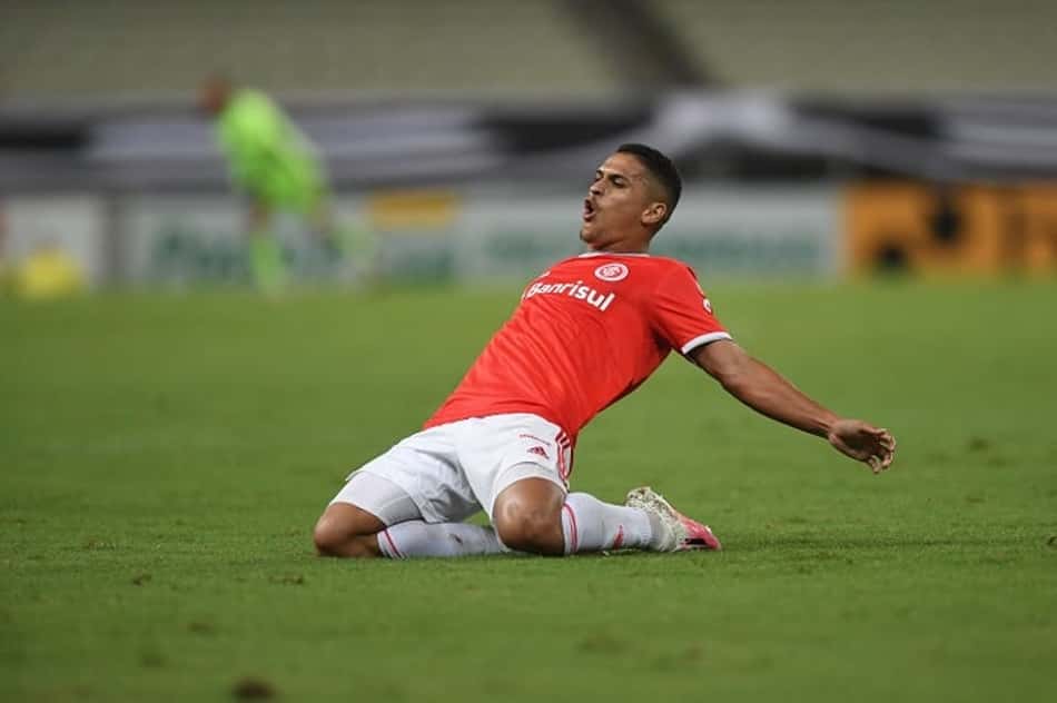 Inter cresce no segundo tempo, bate o Ceará e vira vice-líder do Brasileirão