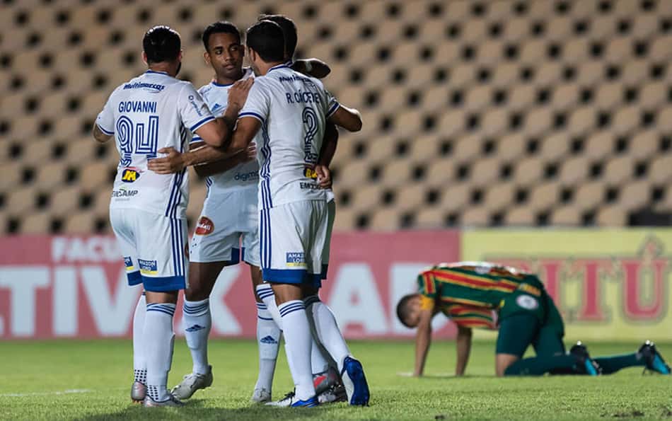 Com um a menos, Cruzeiro vence o Sampaio Corrêa no Maranhão