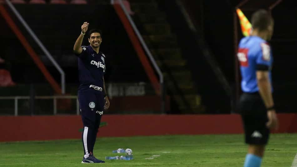 Abel Ferreira lamenta problemas físicos no Palmeiras e explica: 'Gramado exige muito'