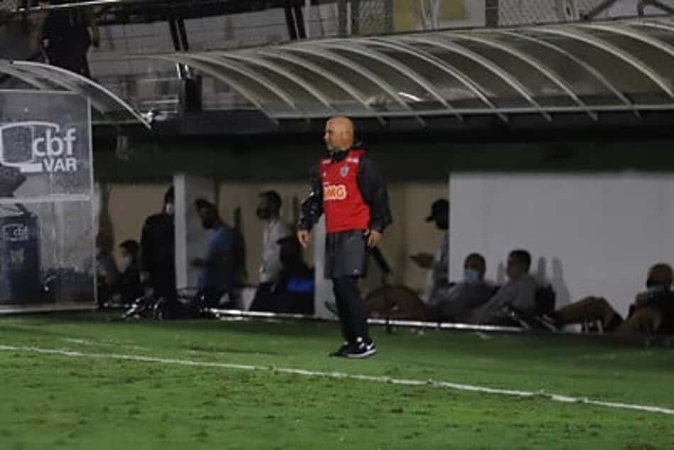 Sampaoli optou por fazer s[o três mudanças no time, ficando com duas sem utilizar no duelo contra o Rv Braganfino