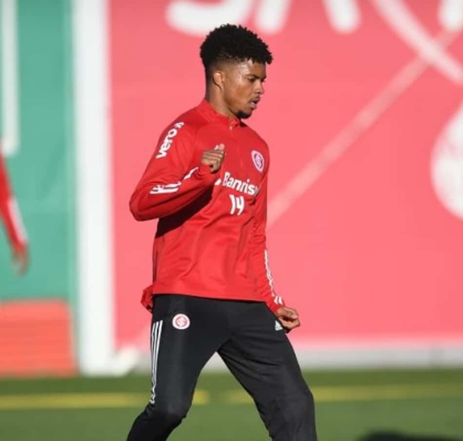 LANCE! Rápido: São Paulo recua por zagueiro, brasileiros na mira de clubes da Premier League…