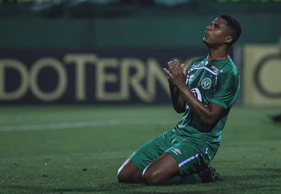 Zagueiro da Chapecoense celebra acesso: 'Momento inesquecível'