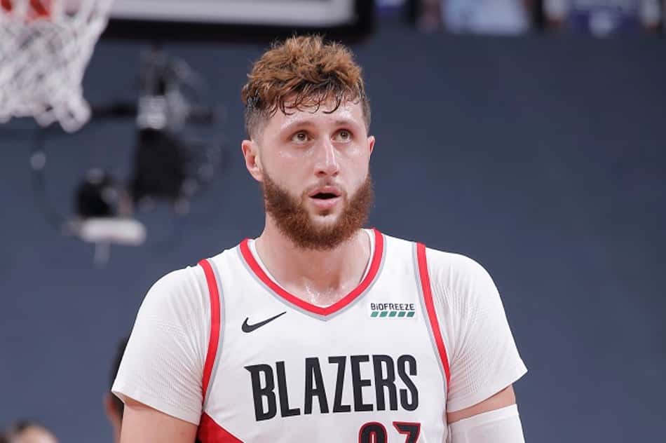Nurkic é multado por jogar celular de fã na arquibancada