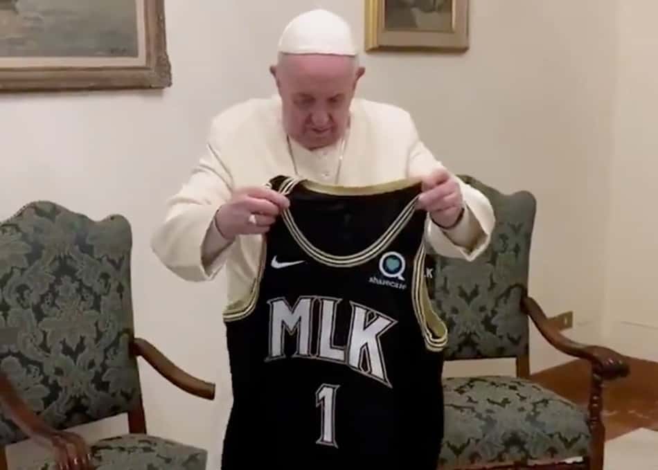 No aniversário de Martin Luther King, Atlanta Hawks envia camisa do time para Papa Francisco