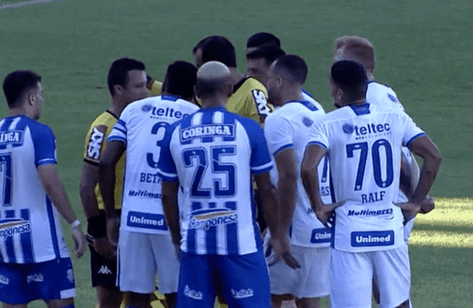 Em jogo que teve Valdívia com Covid e pênalti polêmico, CSA e Avaí só empatam na Série B