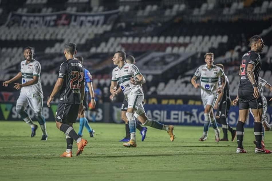 Permanência de Hugo Moura é tratada pelo Coritiba com o Flamengo